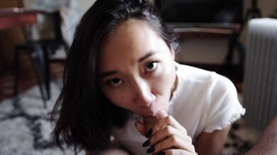 Cô gái nước ngoài thổi kèn góc nhìn thứ nhất