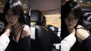 調教情趣內衣少女車上發騷