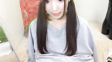 Cô gái Nhật Bản rất dễ thương với đầu phẳng thủ dâm trực tuyến