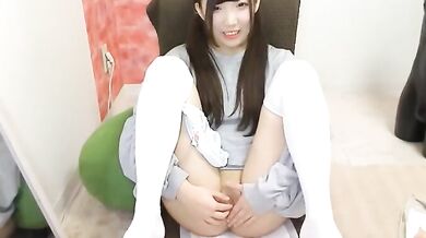 Cô gái Nhật Bản rất dễ thương với đầu phẳng thủ dâm trực tuyến