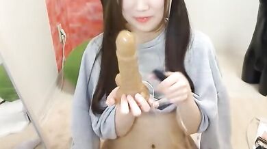 Cô gái Nhật Bản rất dễ thương với đầu phẳng thủ dâm trực tuyến