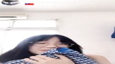 Anh cũng muốn em làm tổn thương anh như thế này