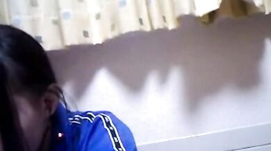 東京の少女がオンラインで巨乳を披露