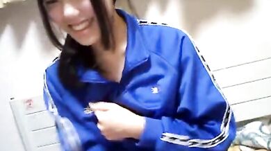 東京の少女がオンラインで巨乳を披露