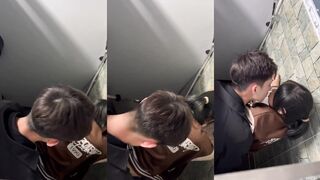 抓包學生情侶躲在厠所做愛