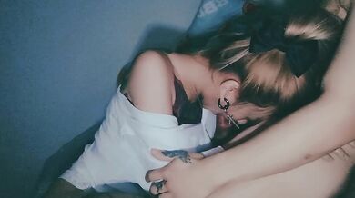 Em gái Singapore xăm mình giúp bạn trai lấy tinh trùng