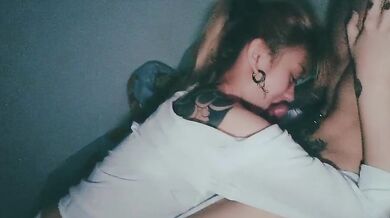 Em gái Singapore xăm mình giúp bạn trai lấy tinh trùng