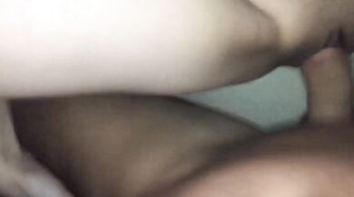 シンガポール人女性が彼氏に中出しされる