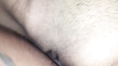 シンガポール人女性が彼氏に中出しされる