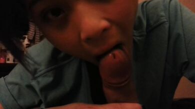 シンガポール人少女の小さな口でのフェラチオ