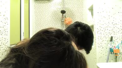 Cặp đôi trẻ Singapore chụp ảnh selfie khi ân ái trong toilet