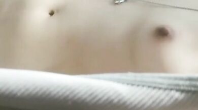 貧乳妹妹廁所脫光發騷