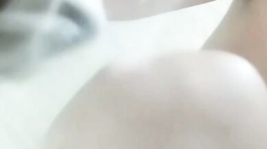 貧乳妹妹廁所脫光發騷