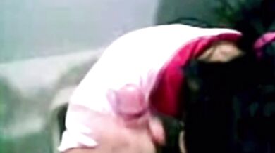 Sinh viên cho bạn trai của mình một thổi kèn và một handjob trong nhà vệ sinh