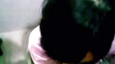 Sinh viên cho bạn trai của mình một thổi kèn và một handjob trong nhà vệ sinh