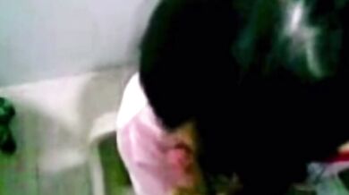 Sinh viên cho bạn trai của mình một thổi kèn và một handjob trong nhà vệ sinh