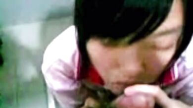 Sinh viên cho bạn trai của mình một thổi kèn và một handjob trong nhà vệ sinh