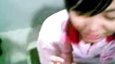 Sinh viên cho bạn trai của mình một thổi kèn và một handjob trong nhà vệ sinh