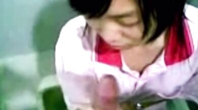 Sinh viên cho bạn trai của mình một thổi kèn và một handjob trong nhà vệ sinh