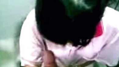 Sinh viên cho bạn trai của mình một thổi kèn và một handjob trong nhà vệ sinh