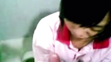 Sinh viên cho bạn trai của mình một thổi kèn và một handjob trong nhà vệ sinh