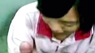 Sinh viên cho bạn trai của mình một thổi kèn và một handjob trong nhà vệ sinh