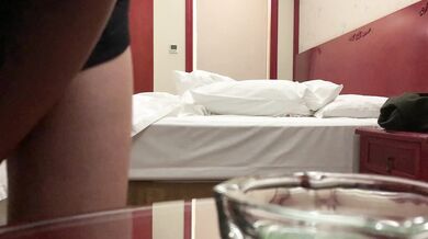 Social brother asked the beautiful lady nearby on WeChat to book a hotel room