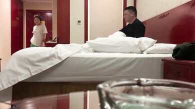 Social brother asked the beautiful lady nearby on WeChat to book a hotel room