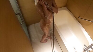 【本気盜撮】吸いたくなるピンっと勃起してる乳首がたまらないカースト上位確定の女子大生風お姉さま お風呂の素っ裸をこっそり隠し撮り
