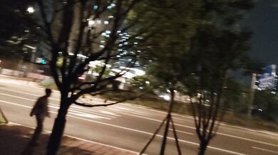 黒いシルクのセーラー服の少女が路上で放尿する