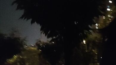 黒いシルクのセーラー服の少女が路上で放尿する