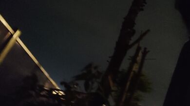 黒いシルクのセーラー服の少女が路上で放尿する