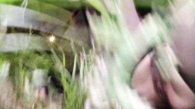 黒いシルクのセーラー服の少女が路上で放尿する