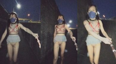 野外白虎人妻露出自拍