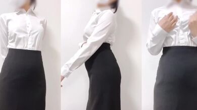 無邪気な少女のストリップ自撮り