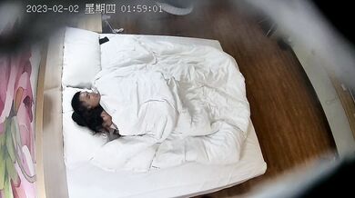 2023_02_02 Một người đàn ông và một người phụ nữ ngoại tình trong phòng khách sạn