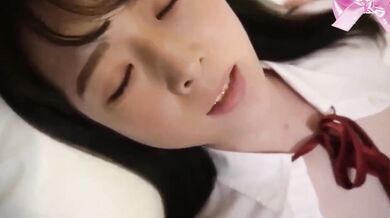 Trước mặt người ngoài, cô là một nữ sinh ngây thơ nhưng khi nằm trên giường lại biến thành một "con điếm" hoàn toàn khác.