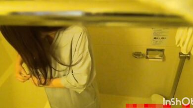 セクシーで美しい女子大生 (覗かれたシャワ－ル－ム)