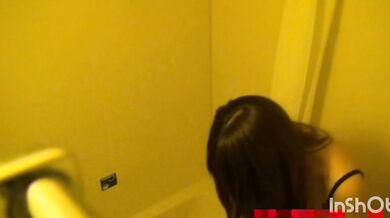 セクシーで美しい女子大生 (覗かれたシャワ－ル－ム)