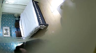 白皙豐滿身材很棒的女同學，被男同學狠狠操_體外射精，累趴了不想動