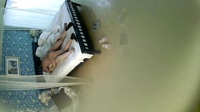 白皙豐滿身材很棒的女同學，被男同學狠狠操_體外射精，累趴了不想動