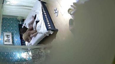 白皙豐滿身材很棒的女同學，被男同學狠狠操_體外射精，累趴了不想動