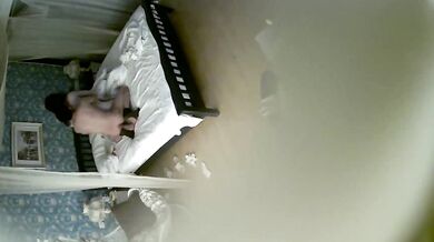 白皙豐滿身材很棒的女同學，被男同學狠狠操_體外射精，累趴了不想動