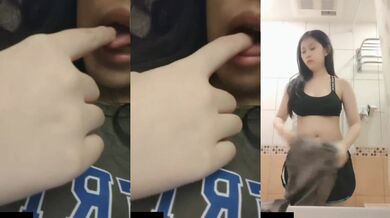 若い女の子が服を脱いで自撮りをしている