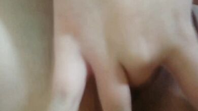 ベッドで自慰行為をしながら排尿する