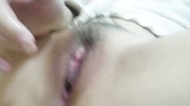 ベッドで自慰行為をしながら排尿する