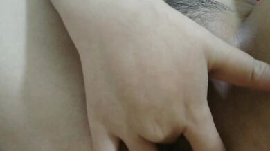 ベッドで自慰行為をしながら排尿する