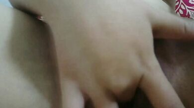 ベッドで自慰行為をしながら排尿する