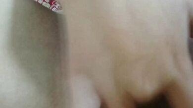 ベッドで自慰行為をしながら排尿する