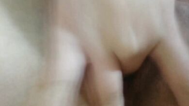 ベッドで自慰行為をしながら排尿する